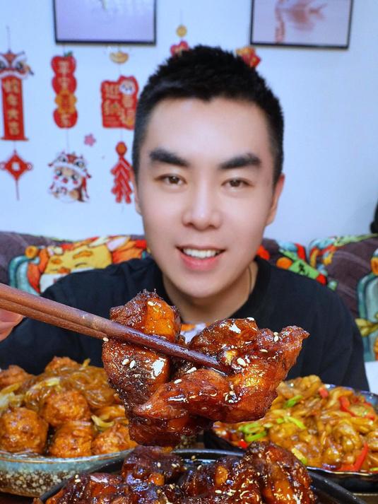 红烧排骨,粉条白菜会丸子,酱茄条