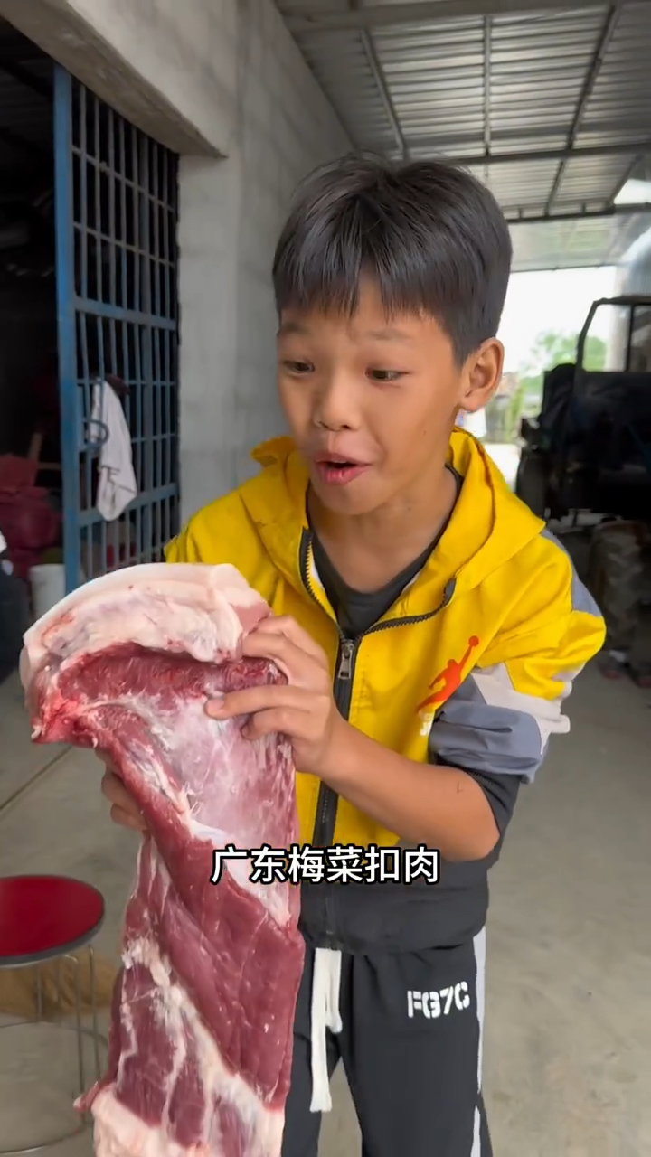 飞总居然学会做广东梅菜扣肉了