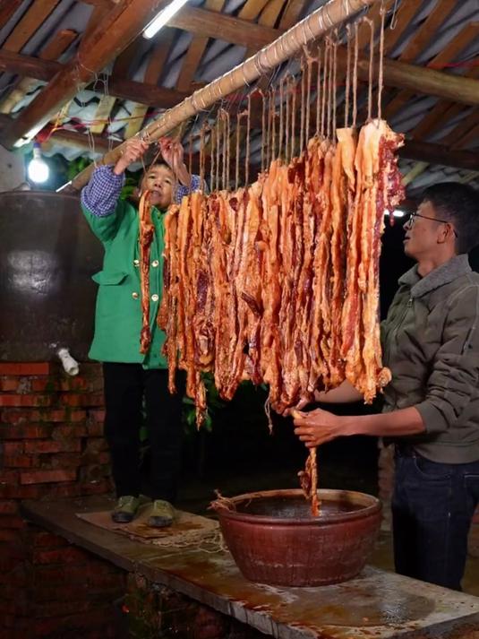 秋风起，食腊味，挂起一串串腊肉，是冬天来临的信号