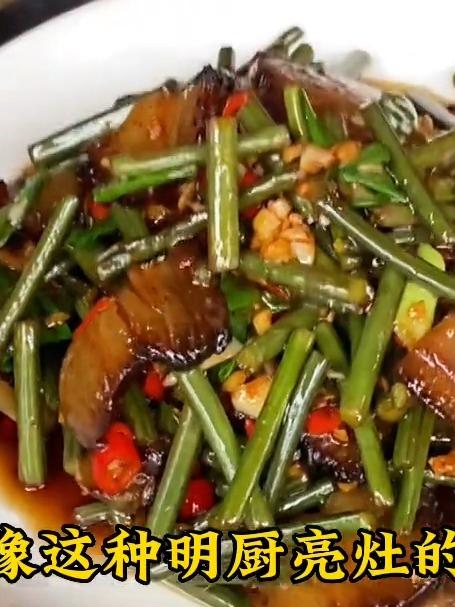 湖南湘潭腊肉炒蕨,作为地球上最古老的植物,湖南做法堪称一绝