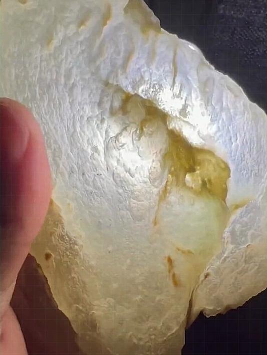 粗糙石皮与温润玉肉，鲜明对比，演绎自然造物神奇