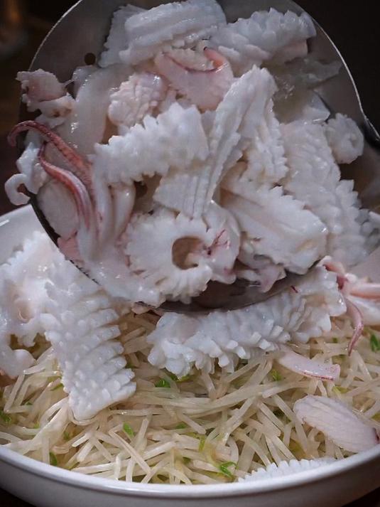 今天分享一锅鱿鱼煲的做法