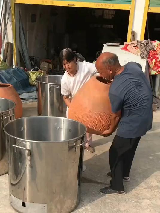 大铁桶组装烧饼炉子，瞧瞧大爷这操作怎么样，专门用来烤烧饼