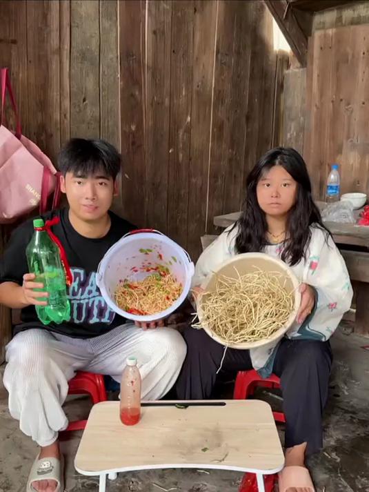 这么热的天气,来一份凉拌折耳根,他不舒服吗?