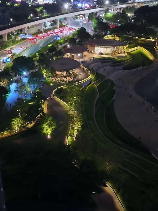 这里是龙岗u梦广场夏天的正确打开方式光脚踩水花捞小鱼打水漂
