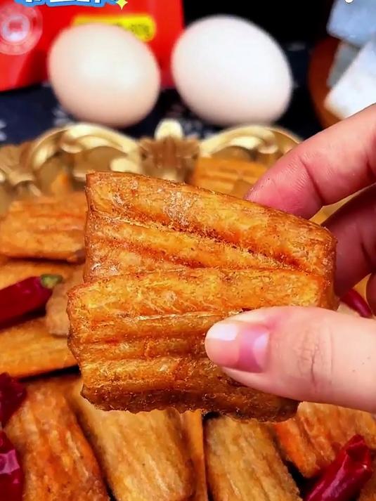 秘制酱汁浓入味!带鱼罐头开吃,咸香酥烂停不了!