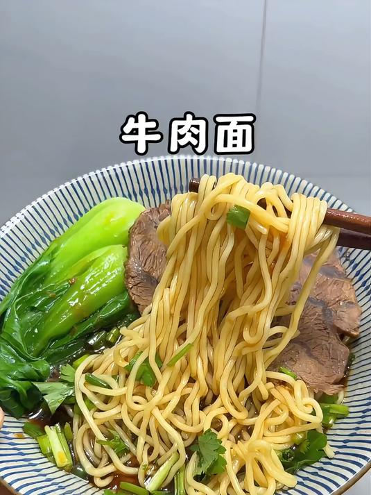 今天又做了一锅卤牛肉 真的巨好吃 做法也很简单 秋冬天给孩子做一碗牛肉面 真的值得一试～