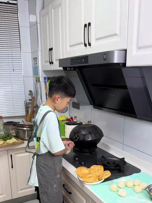 发的面想蒸馒头呢,他非要学人家这样做烧饼,没想到用两个锅能做出烧饼