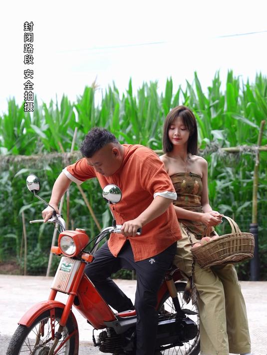 今天招待一位美女，鲍鱼和头刀菜安排起！这两个菜你们吃过没？