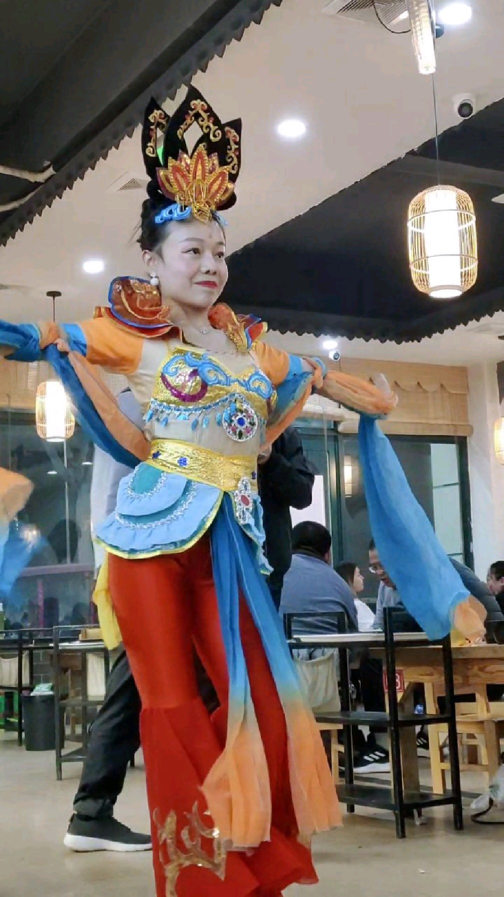 在郑州吃鱼还能看飞天表演?就在锦蓉巷地摊鱼,省了门票钱啊