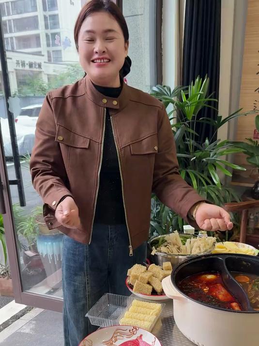 这两天比较冷,也不回去做饭了,买点菜在店里吃顿热腾腾的火锅