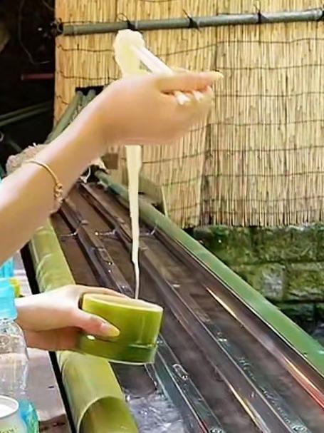 美女夹过的面,你还敢吃吗?日本流水面
