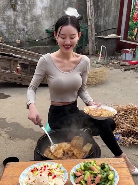 凹面电磁炉，专为爆炒而生，火力强劲，秒变大厨！