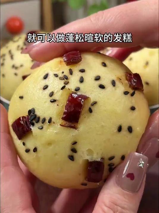 只要家里有牛奶和鸡蛋就能做好吃的鸡蛋发糕,松软香甜奶香十足