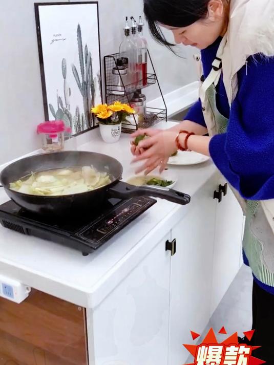 给菜馅挤水别用手了,用这个不锈钢挤水器,轻轻一压,轻松挤干净