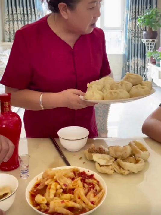 哪有像婆婆这样吃包子的