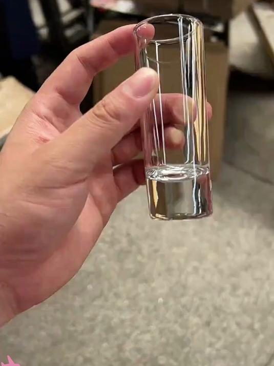 轻奢风白酒杯分酒器套装，直筒小一口杯，容量适中，家用待客、鸡尾酒调配都适配。#好物推荐##