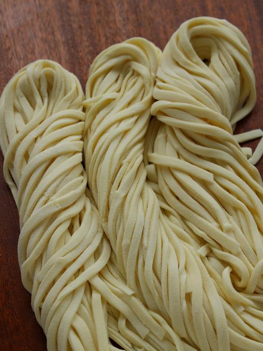 自制手擀面,面团劲道不断的秘诀,只需要注意一点,谁做都0失败