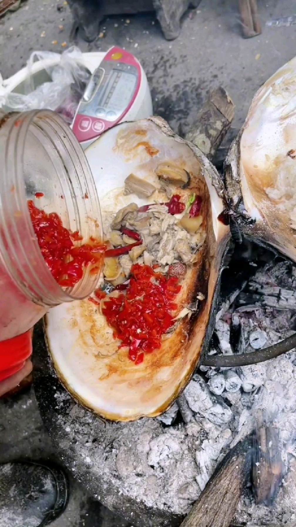 我们做饭的工具都是各种电锅,最原始最古老的河蚌壳炖肉你们见过吗?