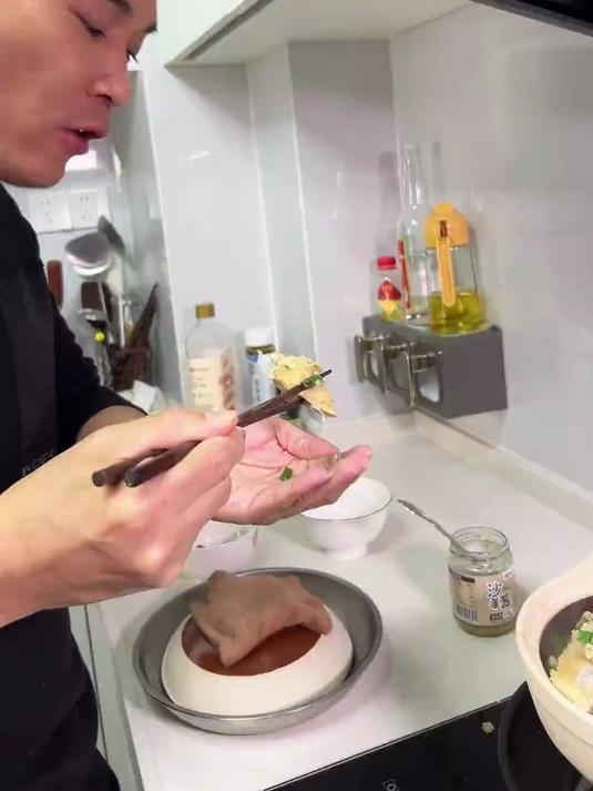 过年时候的拜神鸡试试这个做法，沙姜焗鸡，口感丰富且层次感十足