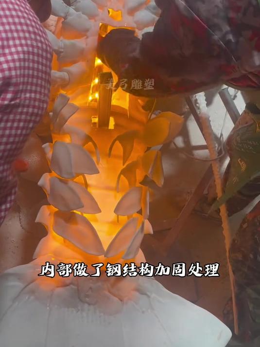 做了一个超大会发光的澳洲龙虾雕塑