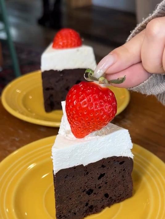 雪顶草莓黑森林蛋糕情人节甜品特辑