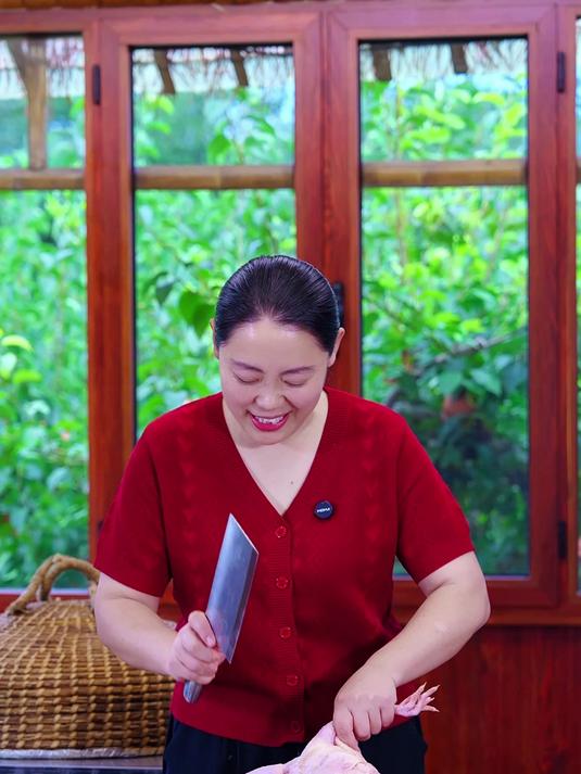 这样炖出来的老母鸡汤，一开锅盖那股香味太诱人了