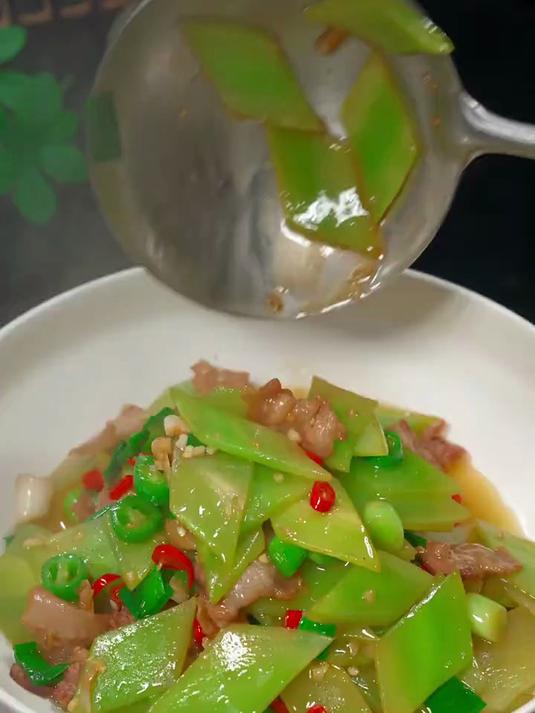 爽脆下饭的青笋炒肉