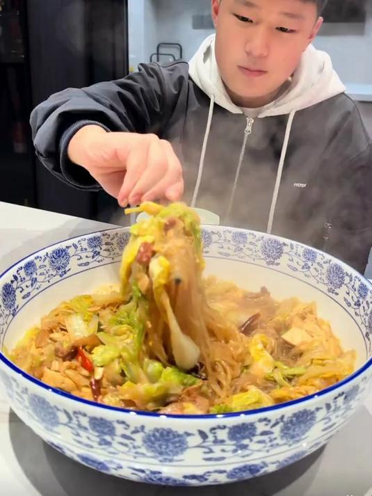 儿子这手厨艺太好了,这碗家常猪肉白菜炖粉条,也太好吃了吧!