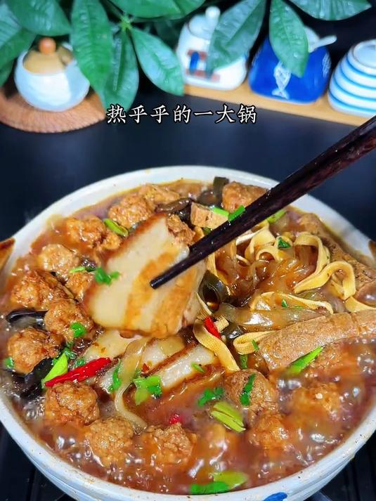 今天做了全家人都爱吃的砂锅丸子烩菜,热乎乎香喷喷的