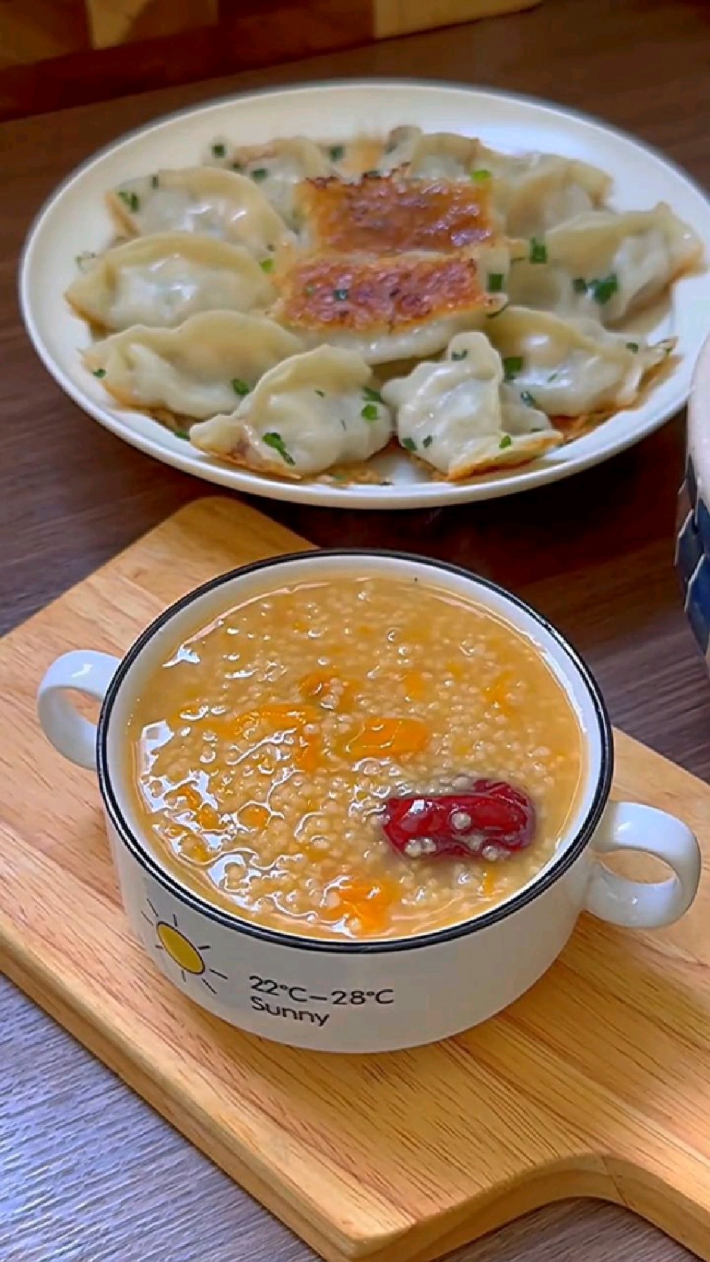 三鲜锅贴配南瓜小米粥