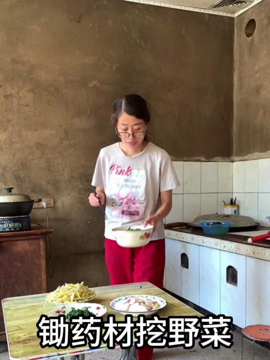 好多朋友都关心我家的药材,今天带大家看看,里面还有很多野菜!