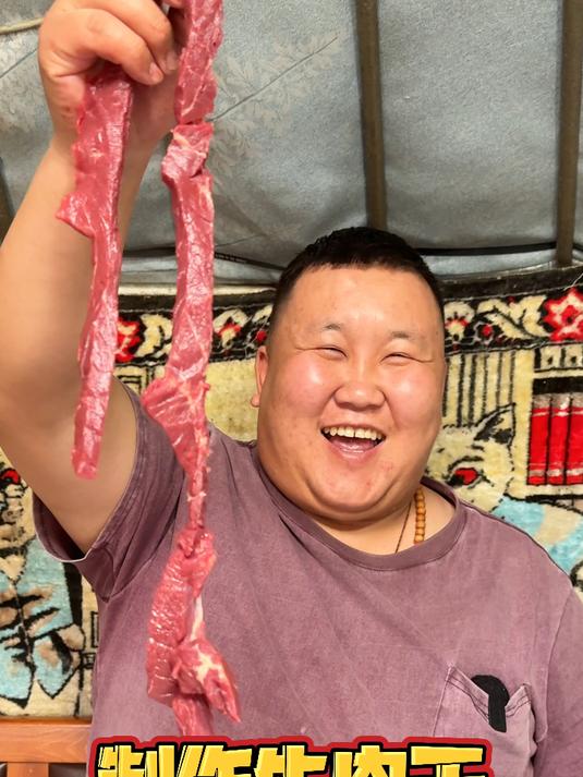 三斤鲜牛肉经过腌制风干烤制才能出一斤牛肉干