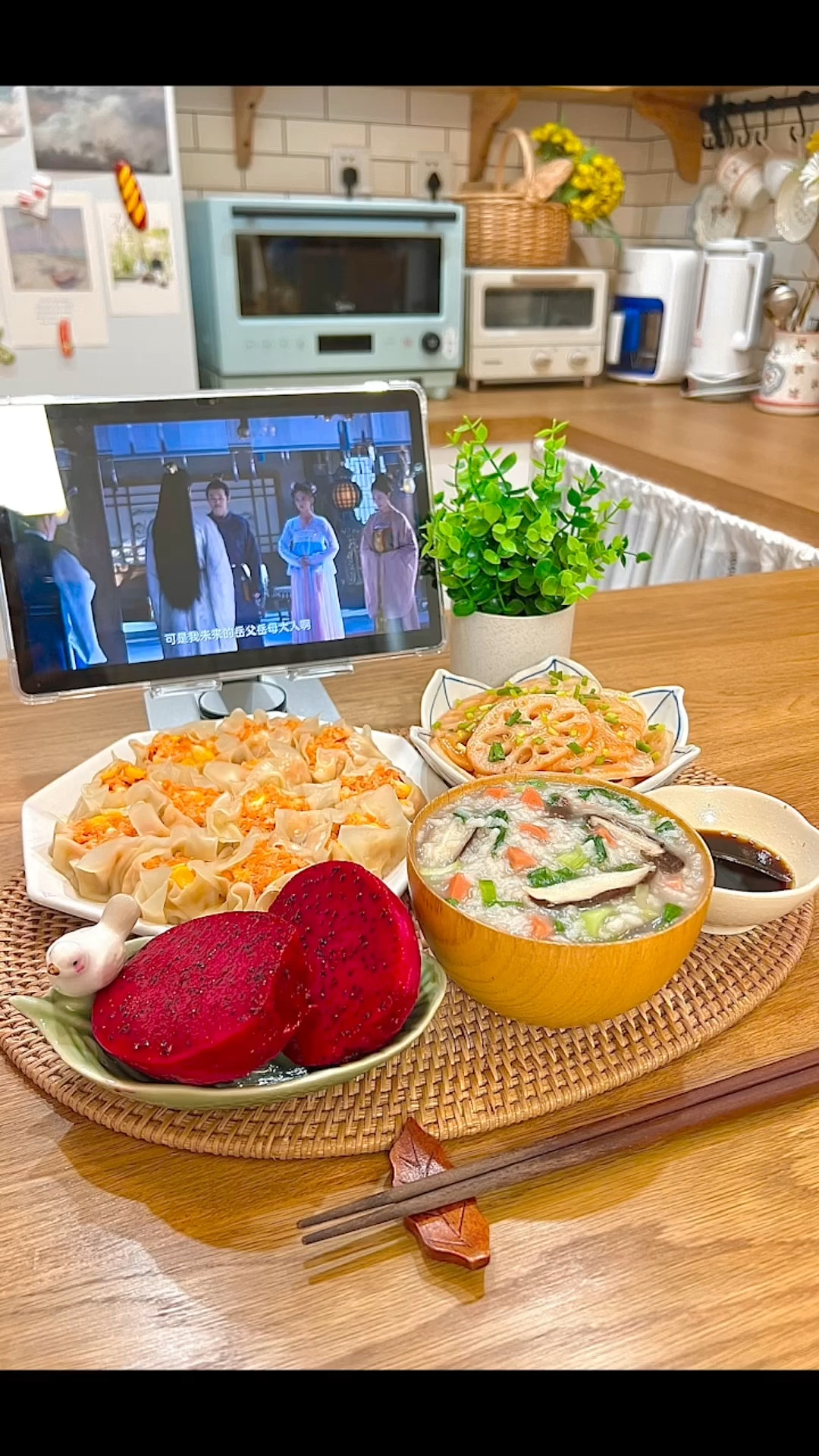 一人食:今天吃香菇青菜粥,馄饨皮烧卖,糖醋藕片