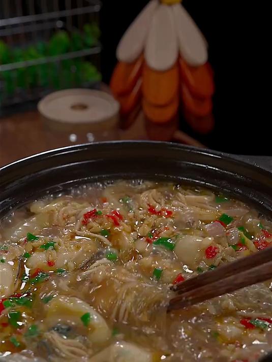 我老公说又想吃我做的蒜蓉粉丝生蚝煲了，生蚝嫩滑鲜美