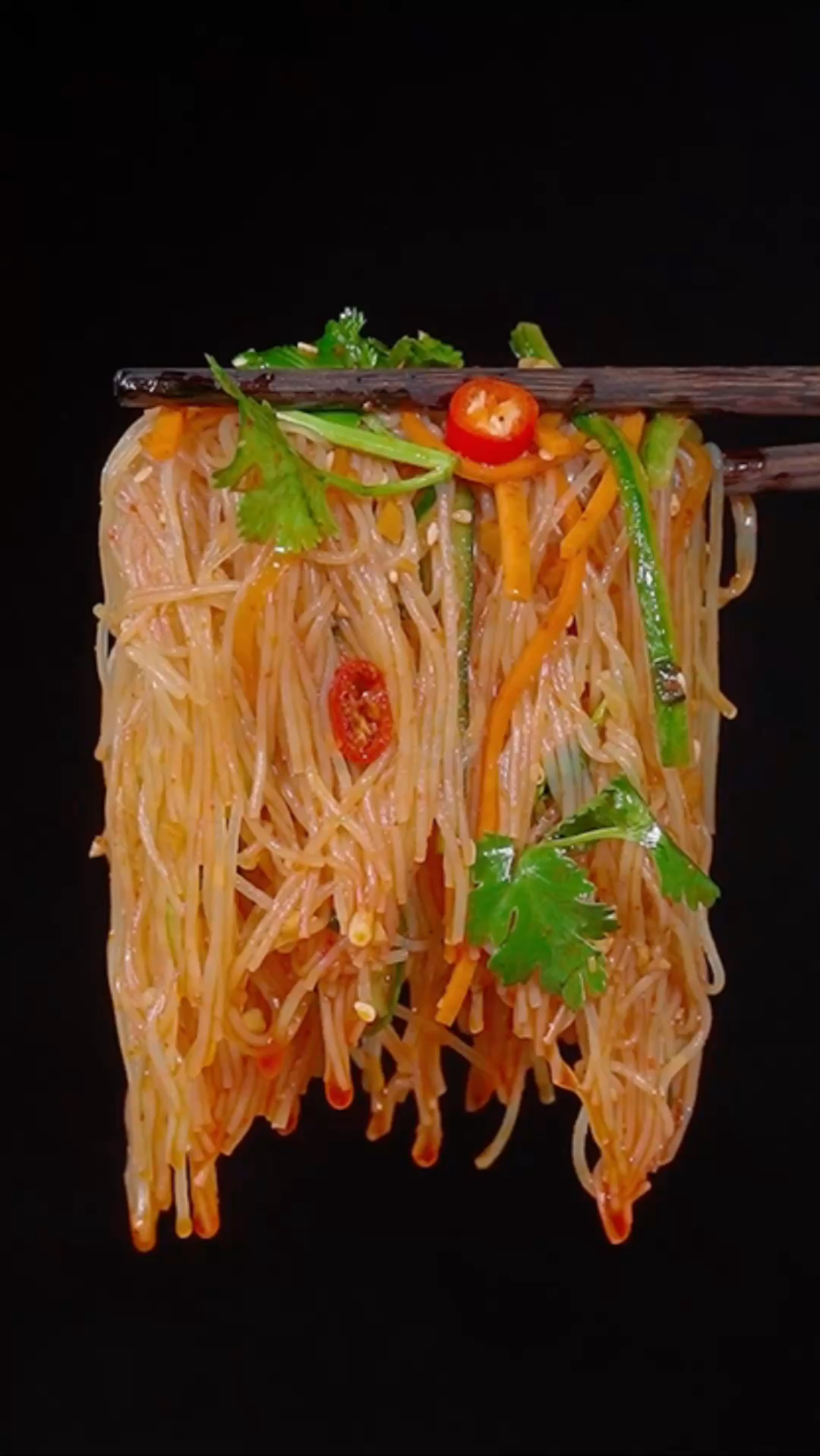 马上就要过年啦,餐桌上别总是大鱼大肉,一定要试试这道凉拌粉丝,清凉爽口,百吃不腻