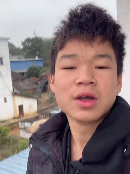 这么冷的天喝个热奶茶真舒服