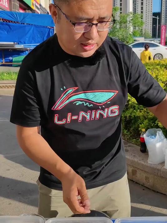 摆摊卖无骨凤爪,来看看我这生意怎么样