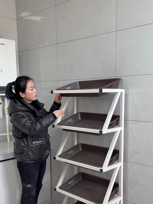儿媳妇帮婆婆家厨房做了一个可以移动的蔬菜置物架