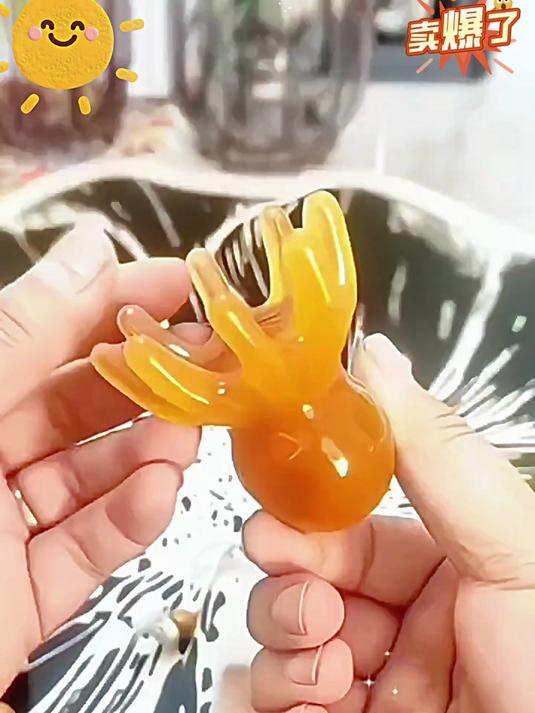 梳头像做 SPA！章鱼按摩梳多爪设计，头皮酥麻超解压