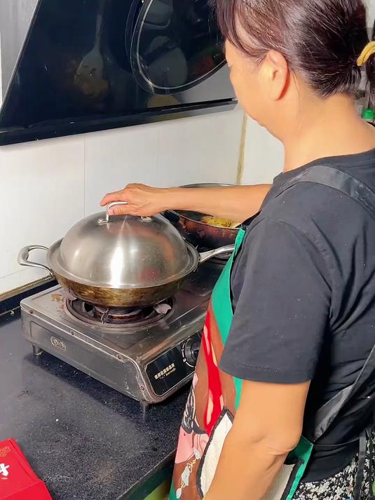 在家单用一个电饭煲做出一大锅,卤味软烂够味,过年下酒特好