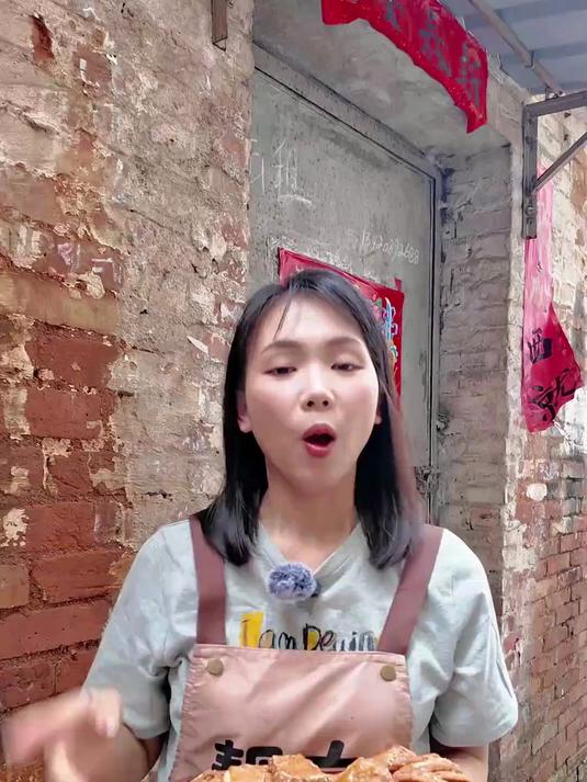 鸡仔饼口感咸香酥脆，越嚼越香，真的好吃到完全停不下来~