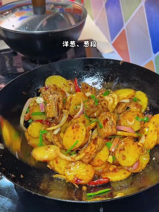 晚饭做个简单又好吃的干锅土豆