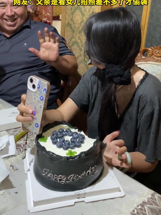 女儿生日蛋糕拍照时，父亲趁其不备出手偷袭，网友：父亲是看女儿拍照差不多了才偷袭
