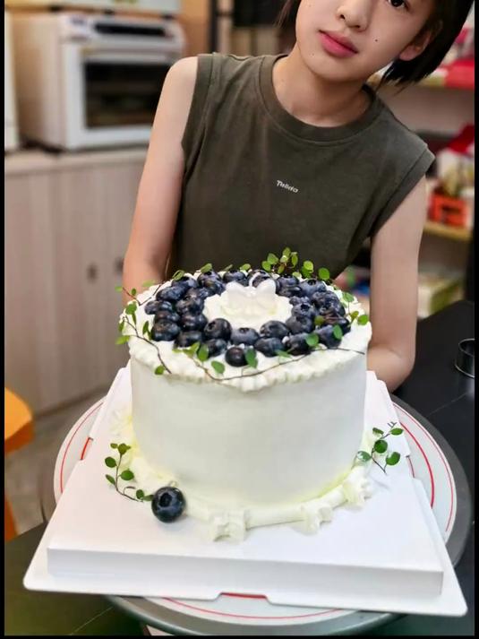 龙龙给记者阿姨做的超级简约风蛋糕 自己家吃简单点，不用色素