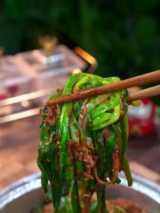 韭菜烤金针菇,香辣过瘾