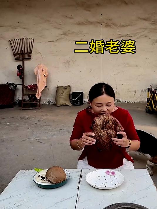 可怜的老婆在家吃咸菜