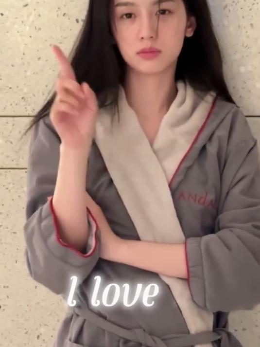 周也尝试还原汤姆猫女友造型，娇媚可爱，仿妆超精致