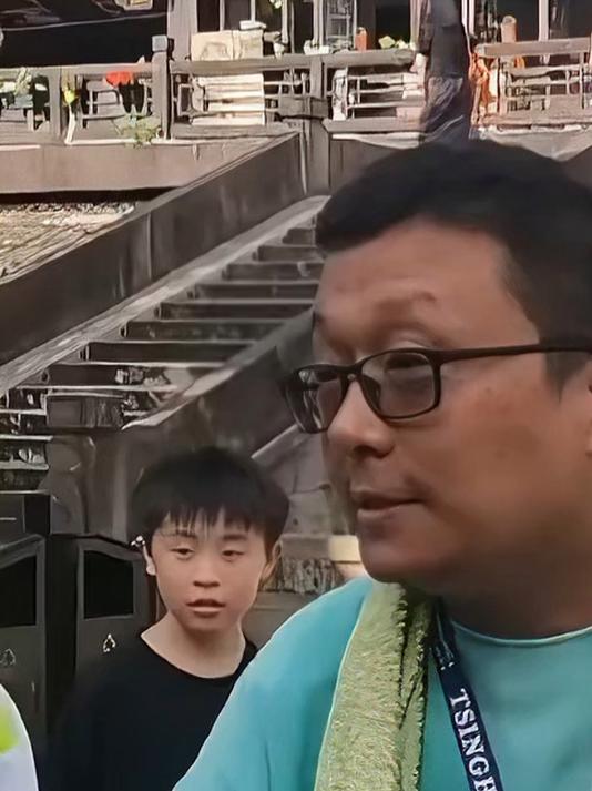 小黑诸明吐槽旅游景区同质化严重,百年老酸奶、文创雪糕、臭豆腐