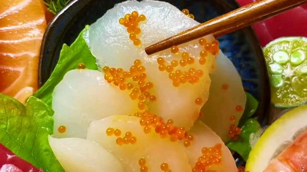 沈阳有家沉浸式日料????放题自助, 198元????, 菜单上有的, 全都不限量????。  先点的刺身全